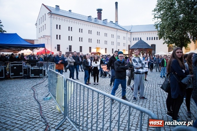 Zdjęcie w galerii na portalu naszraciborz.pl: Juwenalia Raciborskie 2016 już za nami. Grubson porwał publiczność wiadomości z regionu