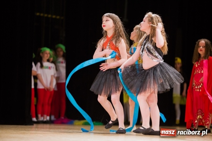 Zdjęcie w galerii na portalu naszraciborz.pl: IX Powiatowy Festiwal Twórczości Artystycznej - konkurs tańca wiadomości z regionu