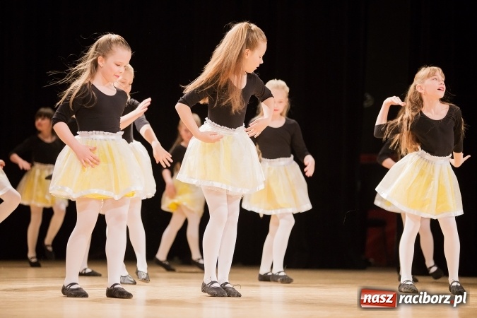 Zdjęcie w galerii na portalu naszraciborz.pl: IX Powiatowy Festiwal Twórczości Artystycznej - konkurs tańca wiadomości z regionu