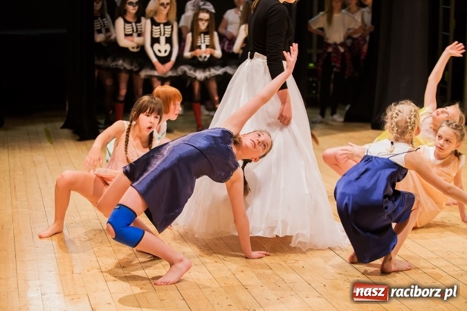 Zdjęcie w galerii na portalu naszraciborz.pl: IX Powiatowy Festiwal Twórczości Artystycznej - konkurs tańca wiadomości z regionu
