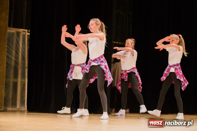 Zdjęcie w galerii na portalu naszraciborz.pl: IX Powiatowy Festiwal Twórczości Artystycznej - konkurs tańca wiadomości z regionu