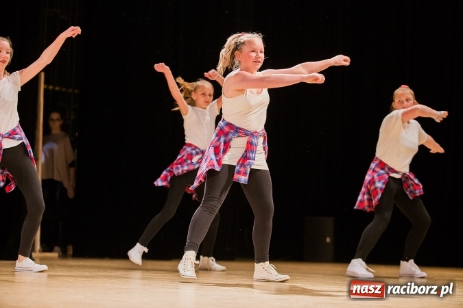 Zdjęcie w galerii na portalu naszraciborz.pl: IX Powiatowy Festiwal Twórczości Artystycznej - konkurs tańca wiadomości z regionu