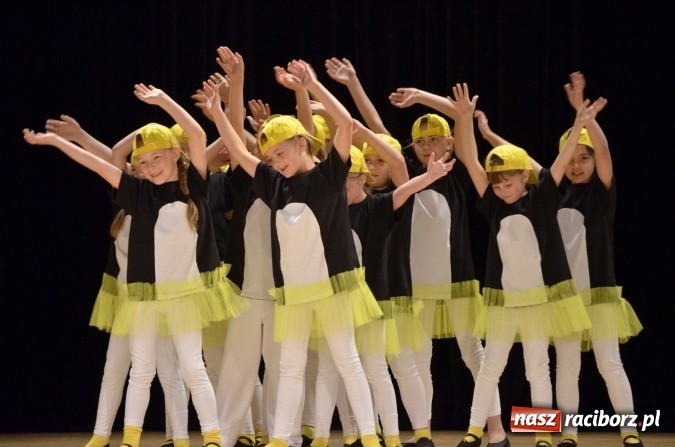 Zdjęcie w galerii na portalu naszraciborz.pl: IX Powiatowy Festiwal Twórczości Artystycznej - konkurs tańca wiadomości z regionu