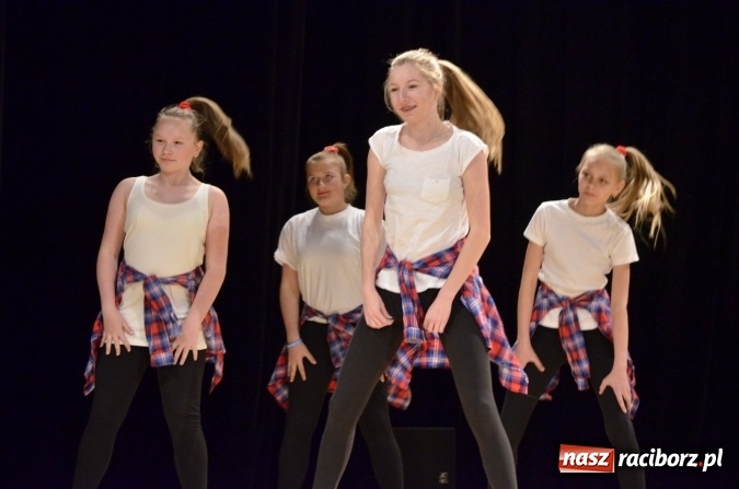 Zdjęcie w galerii na portalu naszraciborz.pl: IX Powiatowy Festiwal Twórczości Artystycznej - konkurs tańca wiadomości z regionu