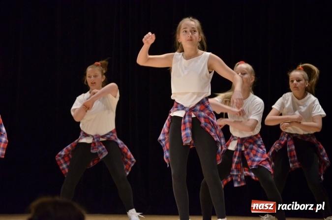 Zdjęcie w galerii na portalu naszraciborz.pl: IX Powiatowy Festiwal Twórczości Artystycznej - konkurs tańca wiadomości z regionu