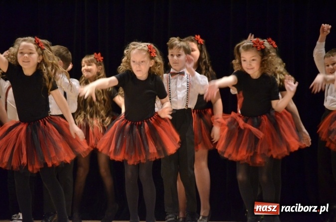 Zdjęcie w galerii na portalu naszraciborz.pl: IX Powiatowy Festiwal Twórczości Artystycznej - konkurs tańca wiadomości z regionu