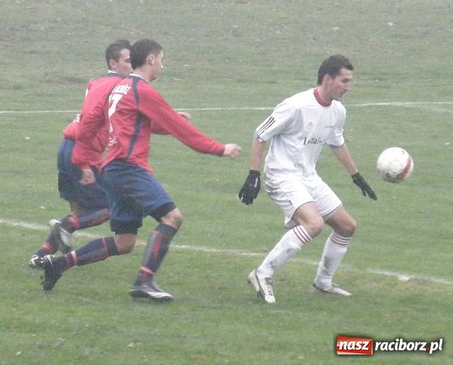 Zdjęcie w galerii na portalu naszraciborz.pl: Dwa gole w doliczonym czasie gry wiadomości z regionu