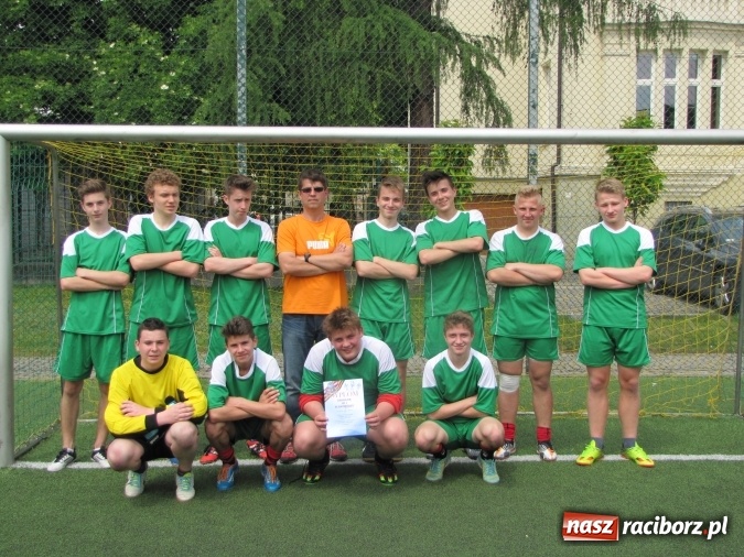 Zdjęcie w galerii na portalu naszraciborz.pl: Piłkarze Gimnazjum nr 1 najlepsi w powiecie wiadomości z regionu
