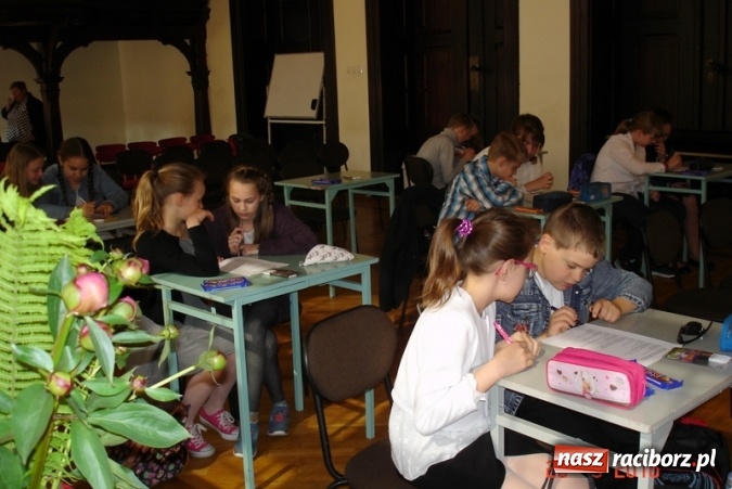 Zdjęcie w galerii na portalu naszraciborz.pl: VI Międzyszkolny Konkurs Wiedzy o Janie Pawle II w Gimnazjum nr 5  wiadomości z regionu