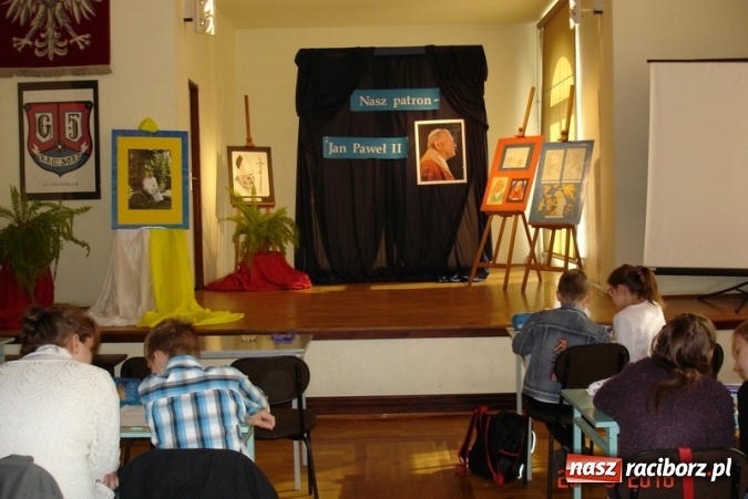 Zdjęcie w galerii na portalu naszraciborz.pl: VI Międzyszkolny Konkurs Wiedzy o Janie Pawle II w Gimnazjum nr 5  wiadomości z regionu