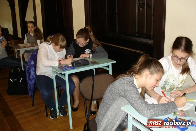 Zdjęcie w galerii na portalu naszraciborz.pl: VI Międzyszkolny Konkurs Wiedzy o Janie Pawle II w Gimnazjum nr 5  wiadomości z regionu