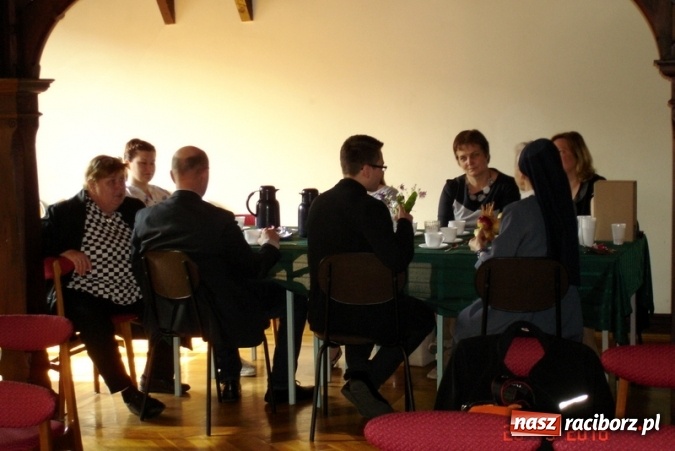 Zdjęcie w galerii na portalu naszraciborz.pl: VI Międzyszkolny Konkurs Wiedzy o Janie Pawle II w Gimnazjum nr 5  wiadomości z regionu