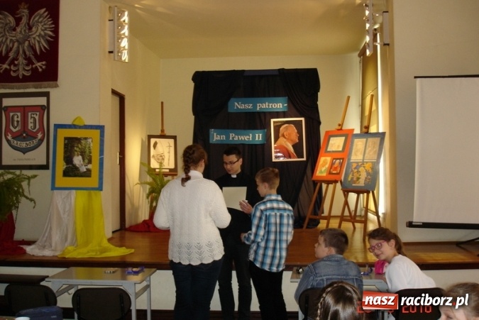 Zdjęcie w galerii na portalu naszraciborz.pl: VI Międzyszkolny Konkurs Wiedzy o Janie Pawle II w Gimnazjum nr 5  wiadomości z regionu