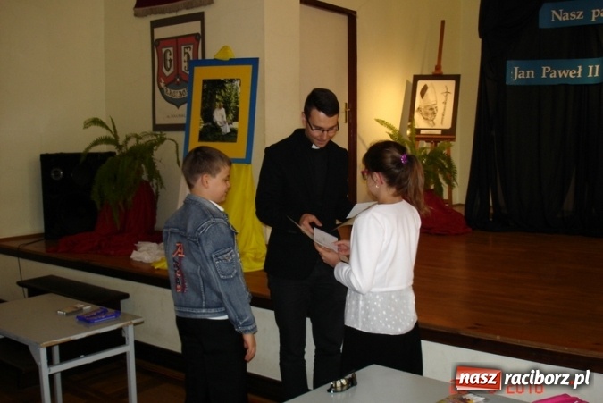 Zdjęcie w galerii na portalu naszraciborz.pl: VI Międzyszkolny Konkurs Wiedzy o Janie Pawle II w Gimnazjum nr 5  wiadomości z regionu
