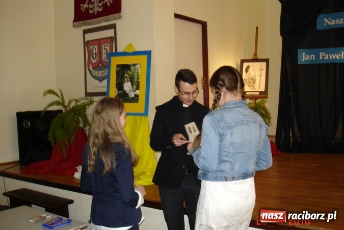 Zdjęcie w galerii na portalu naszraciborz.pl: VI Międzyszkolny Konkurs Wiedzy o Janie Pawle II w Gimnazjum nr 5  wiadomości z regionu