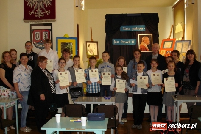 Zdjęcie w galerii na portalu naszraciborz.pl: VI Międzyszkolny Konkurs Wiedzy o Janie Pawle II w Gimnazjum nr 5  wiadomości z regionu