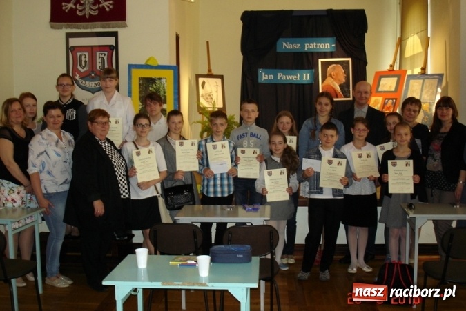 Zdjęcie w galerii na portalu naszraciborz.pl: VI Międzyszkolny Konkurs Wiedzy o Janie Pawle II w Gimnazjum nr 5  wiadomości z regionu