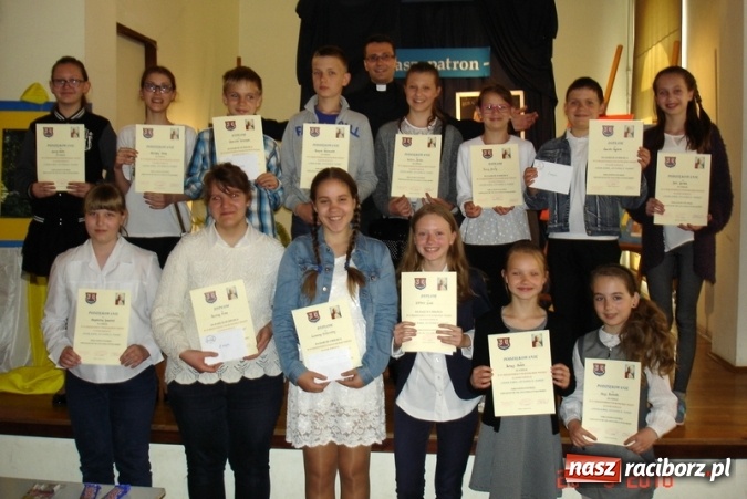 Zdjęcie w galerii na portalu naszraciborz.pl: VI Międzyszkolny Konkurs Wiedzy o Janie Pawle II w Gimnazjum nr 5  wiadomości z regionu