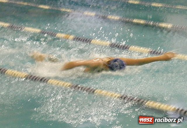 Zdjęcie w galerii na portalu naszraciborz.pl: Młodzi pływacy walczyli o medale wiadomości z regionu