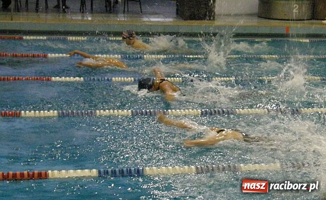 Zdjęcie w galerii na portalu naszraciborz.pl: Młodzi pływacy walczyli o medale wiadomości z regionu