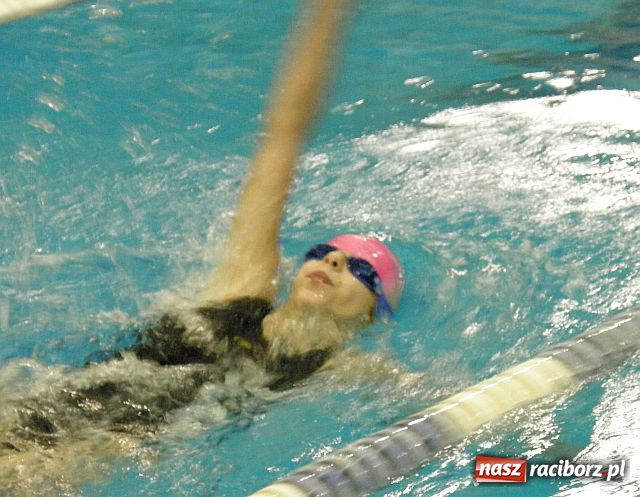 Zdjęcie w galerii na portalu naszraciborz.pl: Młodzi pływacy walczyli o medale wiadomości z regionu