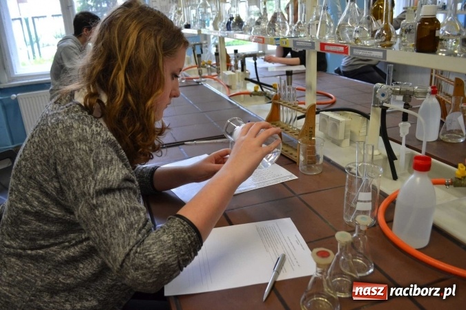 Zdjęcie w galerii na portalu naszraciborz.pl: Chemia wody atrakcyjna dla gimnazjalist&oacute;w wiadomości z regionu