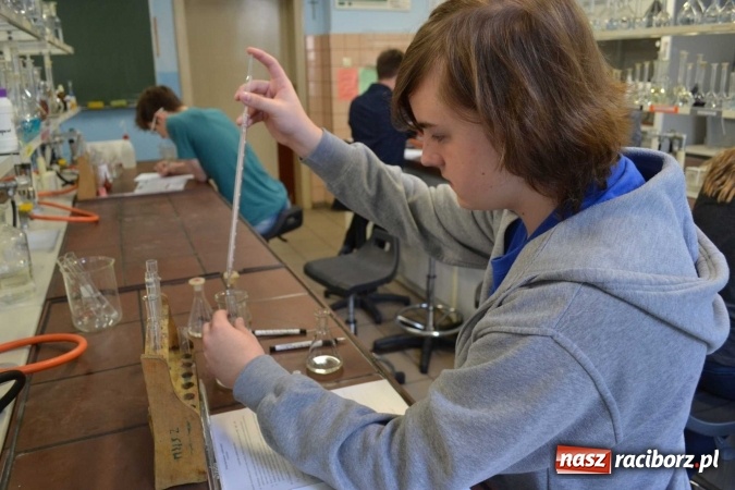 Zdjęcie w galerii na portalu naszraciborz.pl: Chemia wody atrakcyjna dla gimnazjalist&oacute;w wiadomości z regionu