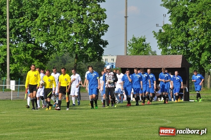 Zdjęcie w galerii na portalu naszraciborz.pl: Do niespodzianki zabrakło niewiele. Podział punktów w Pietrowicach Wielkich wiadomości z regionu