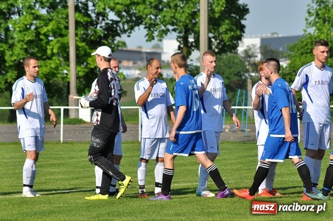Zdjęcie w galerii na portalu naszraciborz.pl: Do niespodzianki zabrakło niewiele. Podział punktów w Pietrowicach Wielkich wiadomości z regionu