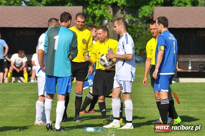 Zdjęcie w galerii na portalu naszraciborz.pl: Do niespodzianki zabrakło niewiele. Podział punktów w Pietrowicach Wielkich wiadomości z regionu