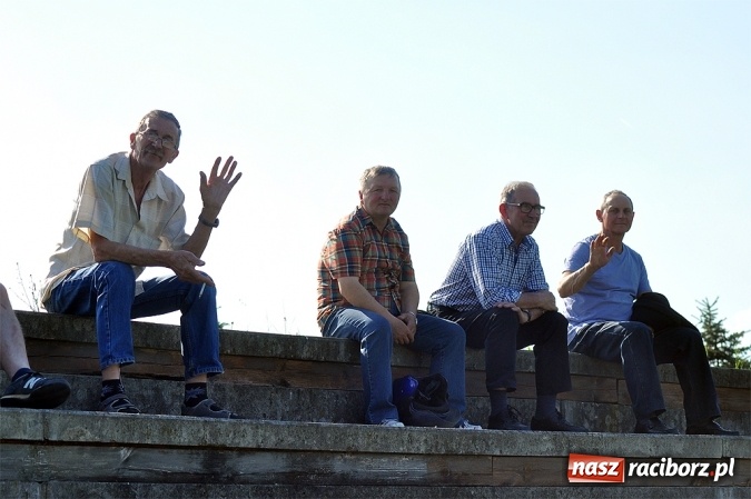 Zdjęcie w galerii na portalu naszraciborz.pl: Do niespodzianki zabrakło niewiele. Podział punktów w Pietrowicach Wielkich wiadomości z regionu