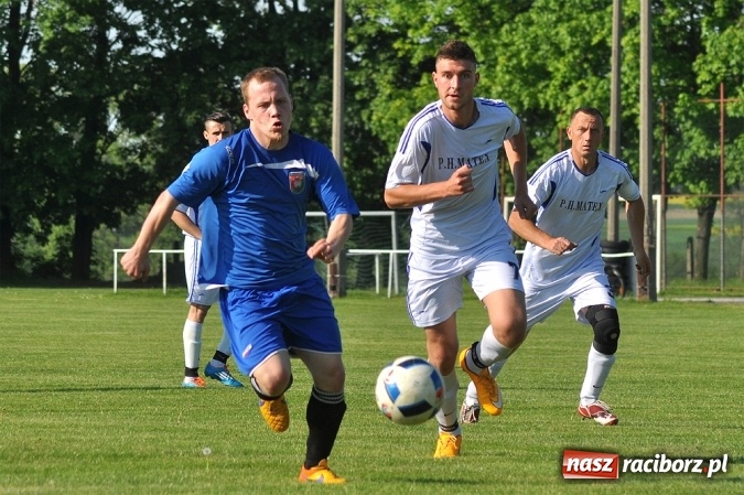 Zdjęcie w galerii na portalu naszraciborz.pl: Do niespodzianki zabrakło niewiele. Podział punktów w Pietrowicach Wielkich wiadomości z regionu