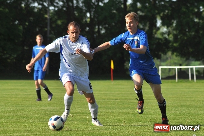 Zdjęcie w galerii na portalu naszraciborz.pl: Do niespodzianki zabrakło niewiele. Podział punktów w Pietrowicach Wielkich wiadomości z regionu