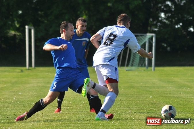 Zdjęcie w galerii na portalu naszraciborz.pl: Do niespodzianki zabrakło niewiele. Podział punktów w Pietrowicach Wielkich wiadomości z regionu