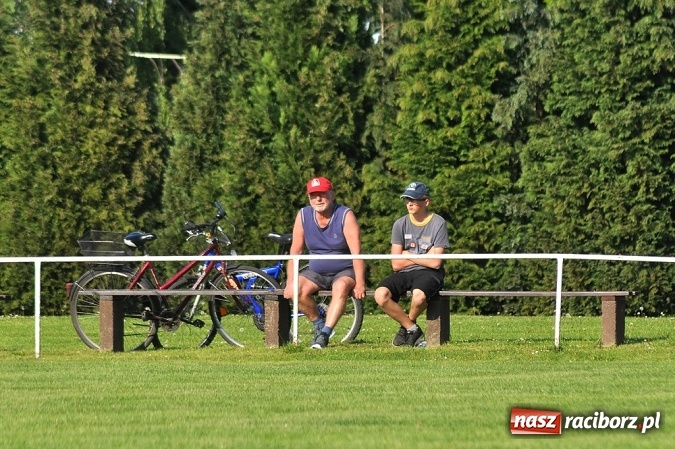 Zdjęcie w galerii na portalu naszraciborz.pl: Do niespodzianki zabrakło niewiele. Podział punktów w Pietrowicach Wielkich wiadomości z regionu
