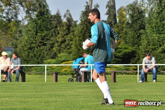 Zdjęcie w galerii na portalu naszraciborz.pl: Do niespodzianki zabrakło niewiele. Podział punktów w Pietrowicach Wielkich wiadomości z regionu