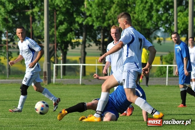 Zdjęcie w galerii na portalu naszraciborz.pl: Do niespodzianki zabrakło niewiele. Podział punktów w Pietrowicach Wielkich wiadomości z regionu