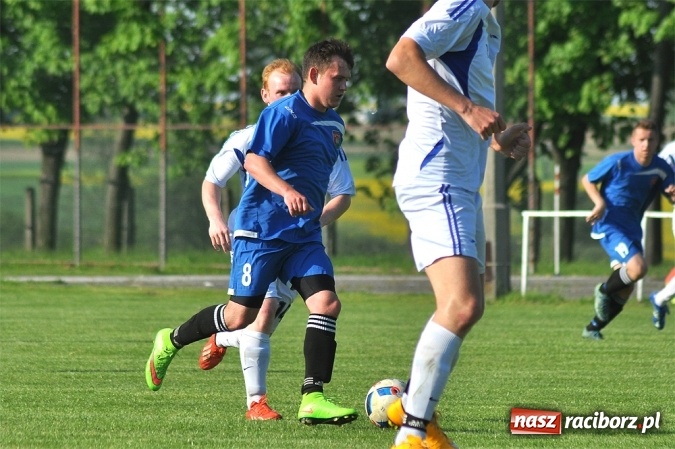 Zdjęcie w galerii na portalu naszraciborz.pl: Do niespodzianki zabrakło niewiele. Podział punktów w Pietrowicach Wielkich wiadomości z regionu