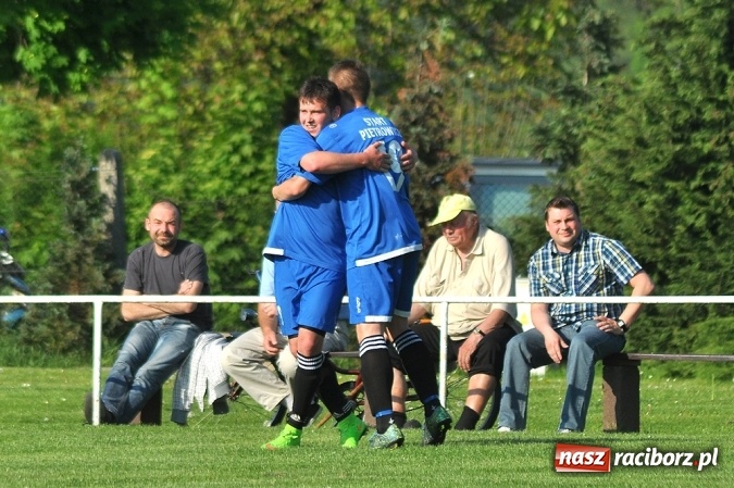 Zdjęcie w galerii na portalu naszraciborz.pl: Do niespodzianki zabrakło niewiele. Podział punktów w Pietrowicach Wielkich wiadomości z regionu
