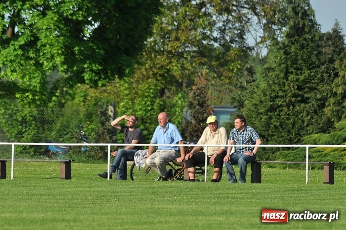 Zdjęcie w galerii na portalu naszraciborz.pl: Do niespodzianki zabrakło niewiele. Podział punktów w Pietrowicach Wielkich wiadomości z regionu