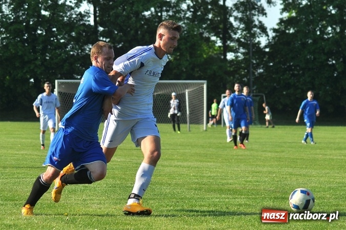 Zdjęcie w galerii na portalu naszraciborz.pl: Do niespodzianki zabrakło niewiele. Podział punktów w Pietrowicach Wielkich wiadomości z regionu