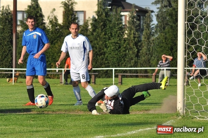 Zdjęcie w galerii na portalu naszraciborz.pl: Do niespodzianki zabrakło niewiele. Podział punktów w Pietrowicach Wielkich wiadomości z regionu