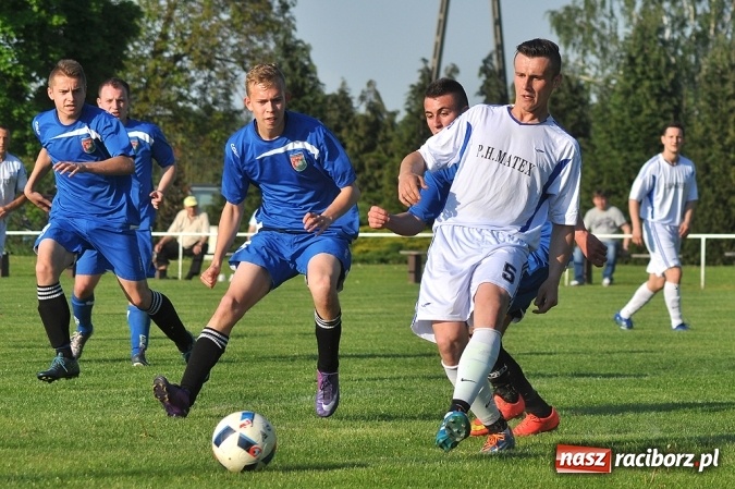 Zdjęcie w galerii na portalu naszraciborz.pl: Do niespodzianki zabrakło niewiele. Podział punktów w Pietrowicach Wielkich wiadomości z regionu