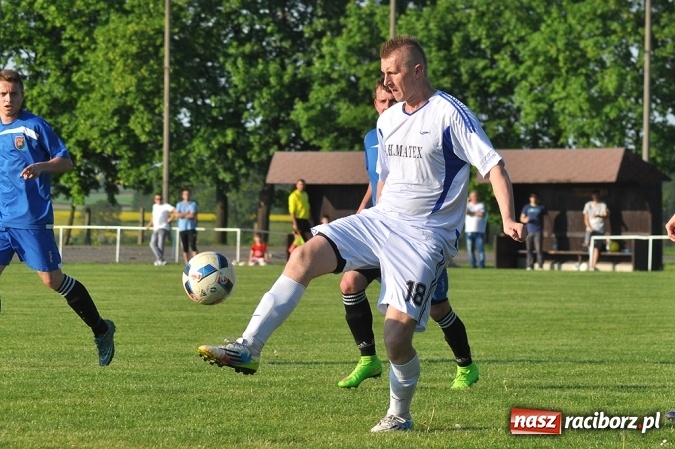 Zdjęcie w galerii na portalu naszraciborz.pl: Do niespodzianki zabrakło niewiele. Podział punktów w Pietrowicach Wielkich wiadomości z regionu