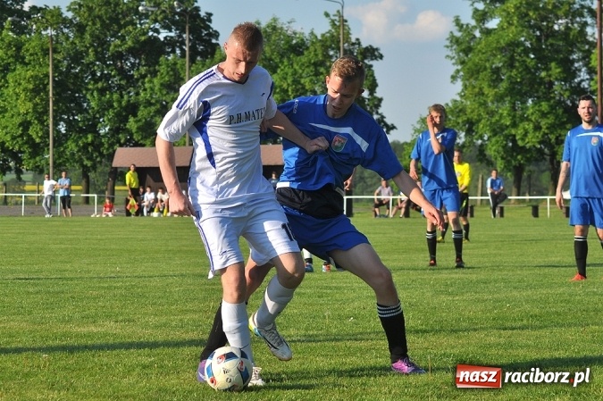 Zdjęcie w galerii na portalu naszraciborz.pl: Do niespodzianki zabrakło niewiele. Podział punktów w Pietrowicach Wielkich wiadomości z regionu