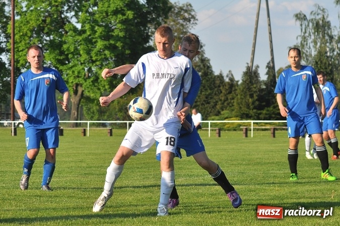 Zdjęcie w galerii na portalu naszraciborz.pl: Do niespodzianki zabrakło niewiele. Podział punktów w Pietrowicach Wielkich wiadomości z regionu