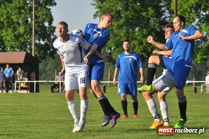 Zdjęcie w galerii na portalu naszraciborz.pl: Do niespodzianki zabrakło niewiele. Podział punktów w Pietrowicach Wielkich wiadomości z regionu
