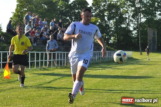 Zdjęcie w galerii na portalu naszraciborz.pl: Do niespodzianki zabrakło niewiele. Podział punktów w Pietrowicach Wielkich wiadomości z regionu