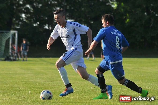 Zdjęcie w galerii na portalu naszraciborz.pl: Do niespodzianki zabrakło niewiele. Podział punktów w Pietrowicach Wielkich wiadomości z regionu