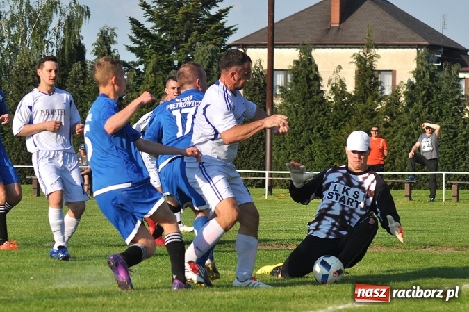 Zdjęcie w galerii na portalu naszraciborz.pl: Do niespodzianki zabrakło niewiele. Podział punktów w Pietrowicach Wielkich wiadomości z regionu